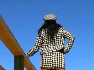 Elegante MILF in Strumpfhosen unterm Rock beim Pissen