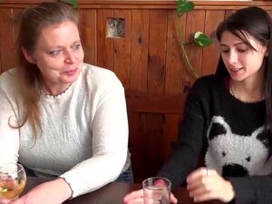 Paar trifft 60plus reif. Paar trifft heiße 60plus reife Frau und Babe