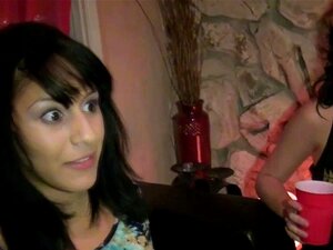 Echte Nympho-Party-Amateure genießen Sperma auf der Muschi. Echte