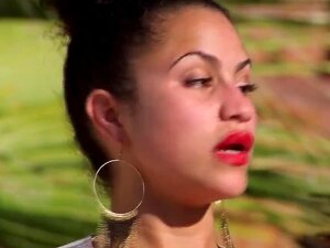 Schwarzer Typ kommt zur Swinger-Orgie, um weiße Mädchen zu ficken,