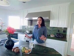 Brooke Beretta maistaa poikapuoltensa kyrpää ja ottaa sen syvälle