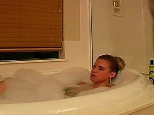 Mädchen masturbiert in der Badewanne