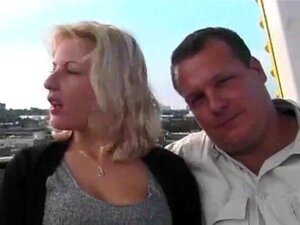 Versaute MILF mit einem Ring in ihrer Fotze