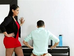 Die Muschi der Lehrerin dehnen