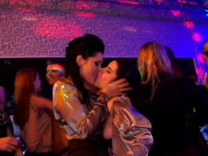Euroteinin seksibileiden lähikuva oikeassa yökerhossa,