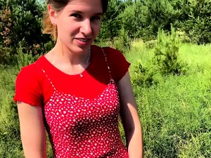 Schneller Blowjob während einer Wanderung im freien