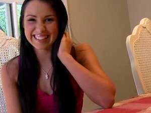 Babe reitet auf einem fleischigen harten Schwanz