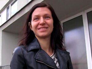 Typ fickt behaarte Muschi im Freien, Casting-Agent gab der brünetten