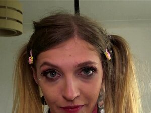 Kleine süße Muschi wird von Dom-Schwanz gedehnt und dominiert.