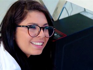 Büro-Schlampe mit sexy Brille leckt ihre lesbische Vorgesetzte.