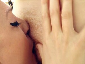 Harige amateurdijken likken pubes buiten. Lechere amateur lesbische