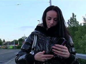 PublicAgent Brown behaarde schoonheid geneukt van achteren in een auto