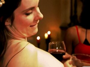 Људи газе грожђе у огромном бурету да