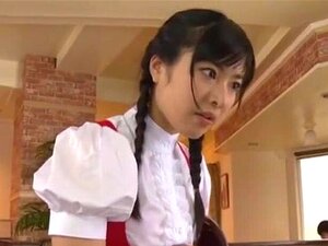 Japanische sexy Dienstmädchen befriedigt ihren Kunden