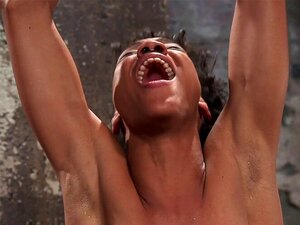 Zwei schwarze Lesben werden im Kerker gequält. Zwei nackte schwarze