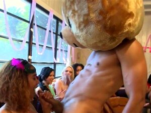 Echte CFNM-Amateure lutschen Stripperinnen den Schwanz. Echte