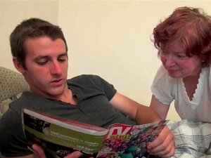 Füllige Stief-Oma mit großen Titten und unrasierter Muschi wird