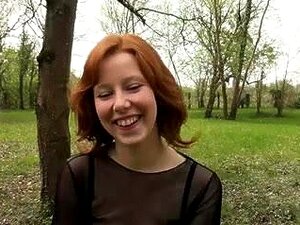 Französische Lesekopf legal age cutie draußen,