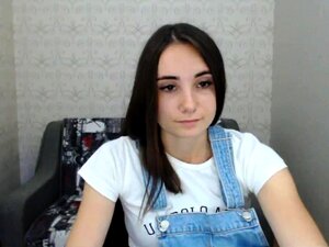 Aantrekkelijke brunette schatje doet een solo striptease act