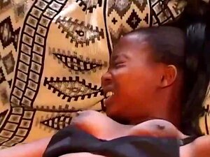 Afrikanische Schwanzlutscherin verwöhnt einen reichen Jungen mit