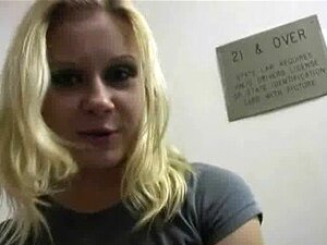 Црна слаткица показује своје вештине