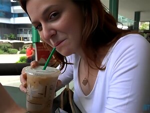 Een rommelige Creampie voor Emma Evins ' geheugen