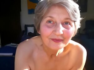 Oma gibt ihrem Geliebten einen langsamen Schlepperjob und leckt Sperma