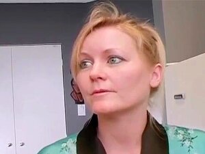 Rothaarige Schlampe giert nach einem riesigen Schwanz