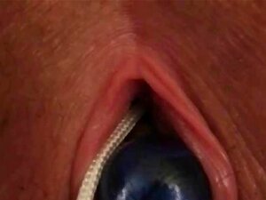 Ragazza deliziosa prende palle grosse dentro la figa