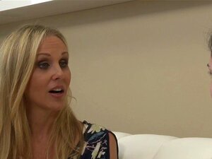 MILF lesbica viene dita profondamente dal suo giovane amante. MILF