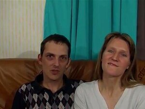 Duitse kerel neukt een rijpe vrouw, van achteren, terwijl haar man aan