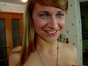 Schüchterne Girlie lässt sich ihre enge Rosette dehnen und