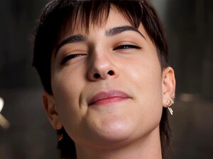 Необријана курва везана је за престо