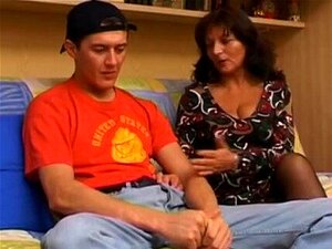 Unglaubliche große Titten-Mutter fickt mit Stiefstiefsohn zu Hause