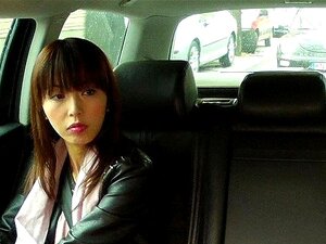 FakeTaxi japanische Touristin wird in ihre enge Muschi gefickt