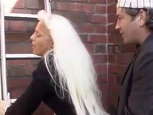 Deutsche Blondine wird draußen gefickt