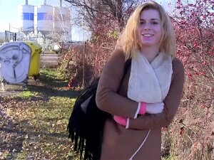 Verführerische blonde Amateurin aus Tschechien treibt es draußen