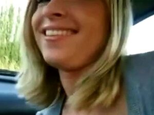Amateur blonde Freundin Fahrersitz-Blasen. Amateur blonde Freundin