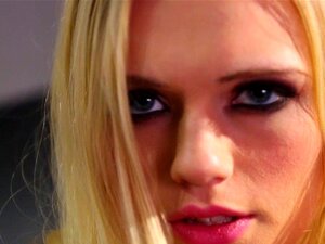 La blonde se fait doigter par lezzie. La masseuse blonde se fait