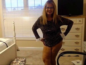 Geile blonde Oma spielt gerne