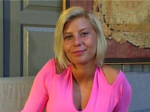 Caroline Eden Blondine wird in Strümpfen gefickt