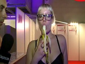 Melody Sweet syö banaania hänelle