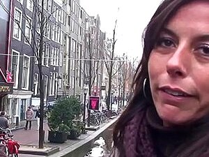 Strumpfhose niederländische Schlampe wird von einem Touristen im