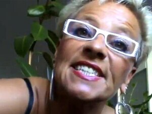 Duitse rijpe milf laat zich heet zien om een lul te zuigen. Duitse