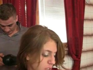 Seine Frau kommt raus und er fickt ihre Mutter