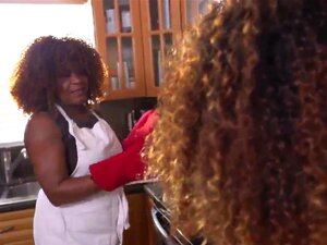 Mama fickt die Stieftochter ihrer Freundin und lesbische Stiefmutter