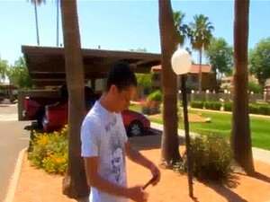 Twink-seksiä vastineeksi Phillip on hätäinen tyydyttämään hänet