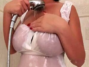 Les gros seins de LaTaya Roxx se masturbent dans le bain