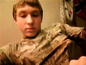 Süßer Typ wird schmutzig in Amateur-Schwulenpornos, Ein Amateur mit