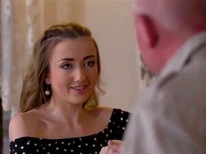 Schau dir DADDY4K an. Elegante blasshäutige Hottie bläst und reitet